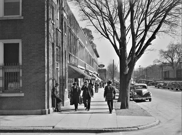 Оживленное пешеходное движение на главной улице в день табачных аукционов в Мебане, Северная Каролина, ноябрь 1939 года