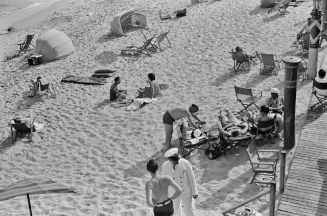 Отдыхающие на пляже в Майами-Бич, Флорида, 1939 год