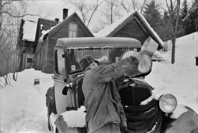 Наемный работник на ферме недалеко от Вудстока, штат Вермонт, обычно каждый вечер опорожняет радиатор в своей машине и снова доливает воду утром, чтобы сэкономить на стоимости антифриза, 1940 год