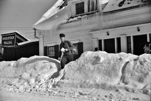 Почтальон осуществляет доставку после сильного снегопада, Вудсток, Вермонт, 1940 год