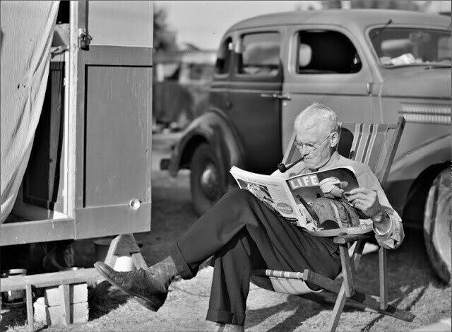 Турист читает журнал возле своего дома-трейлера в трейлерном парке, Сарасота, Флорида, январь 1941 года