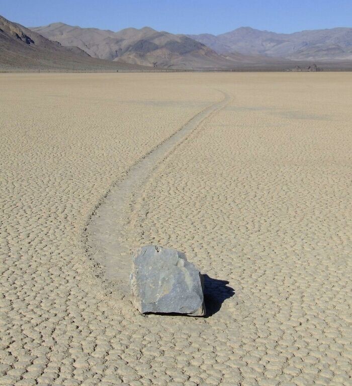 1. Ползущие камни в Долине Смерти не ползают сами по себе, а плывут на льду