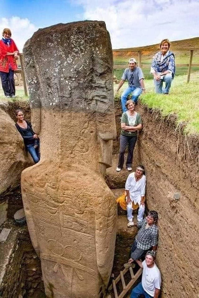 Статуя на острове Пасхи в скрытой части покрыта резьбой