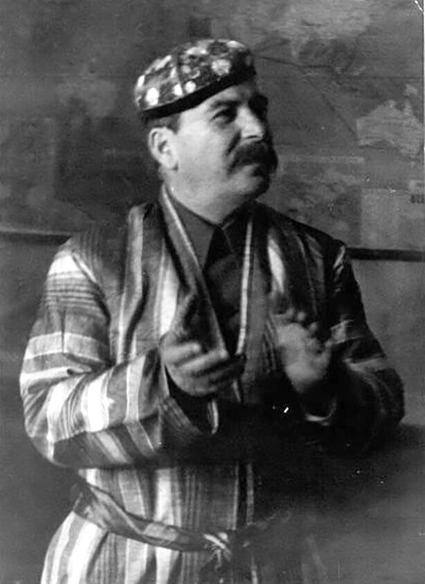 Иосиф Сталин в национальном костюме, подаренном ему делегатами - участниками совещания передовых колхозников Туркмении и Таджикистана".
