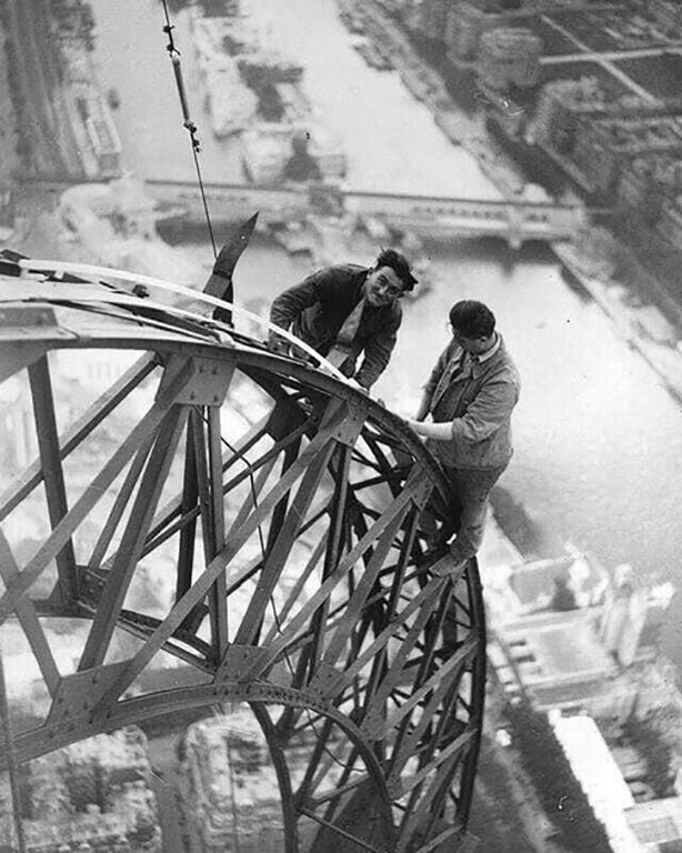 Париж, 1937 год. Электрики проверяют освещение на Эйфелевой башне.