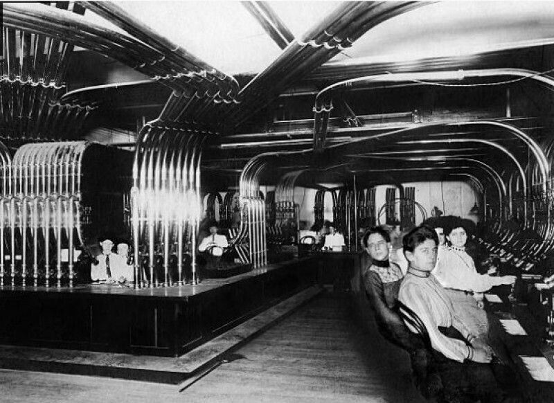 Центральный пункт сбора денег со касс всех в универсальном магазине по пневматическим трубам. год 1903, Нью–Йорк, США