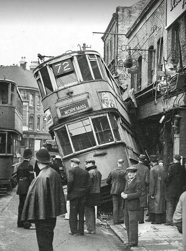 Ранним апрельским утром 1946 года трамвай линии "Уоркмэн" превысил безопасную скорость, сошел с рельсов на перекрестке и врезался в здание на Вулидж-Нью-Роуд (район Гринвич, Лондон).