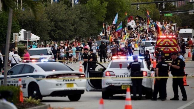 В США грузовик протаранил гей-парад: погиб один человек.