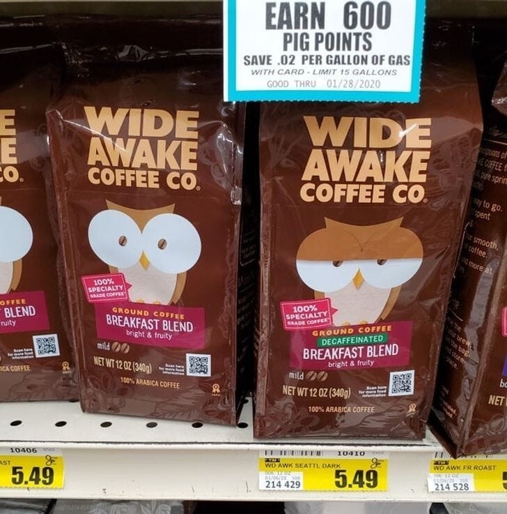 Слева упаковка обычного кофе, а справа — напиток без кофеина