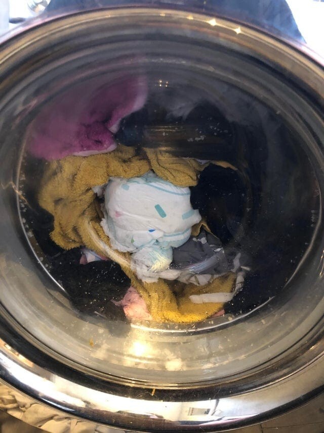 Каким-то образом сегодня утром забросил грязный подгузник в стиральную машину