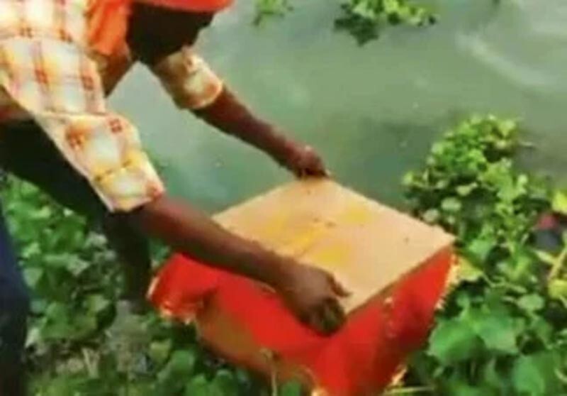 В Индии лодочник спас новорожденную девочку, плывущую в ящике по реке