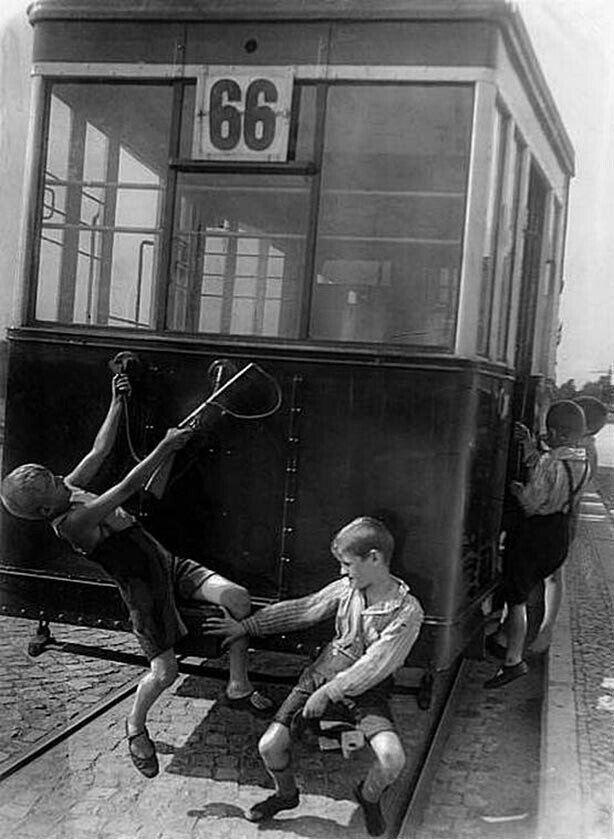 Дети, цепляющиеся за трамвай, Берлин, 1929 год