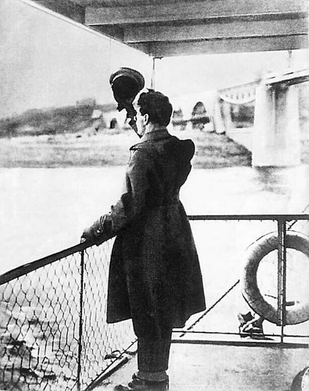 Лев Троцкий размахивает шляпой, покидая Россию 1929 год. Одесса