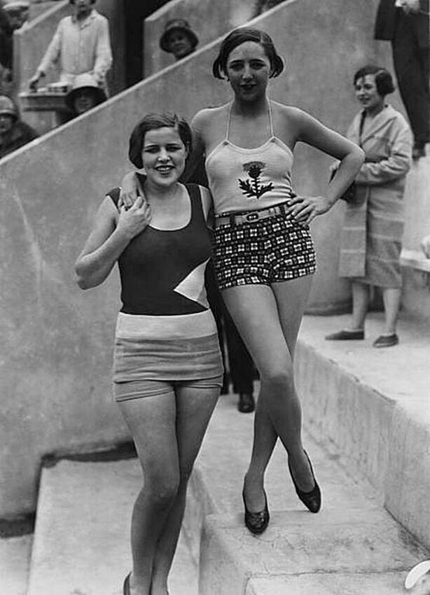 Показ мод в купальниках на олимпийском стадионе Турель в Париже в 1929 году