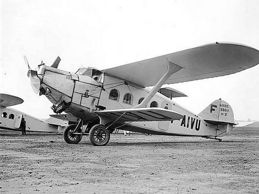 Пассажирский самолет Breguet, выполняющий рейсы из Парижа в Марсель, выстроился на взлетно-посадочной полосе в аэропорту Ле Бурже в Париже. Апрель 1929 года