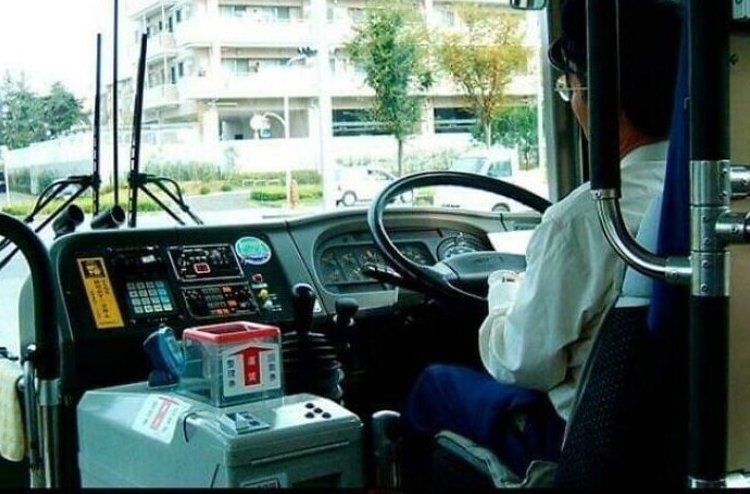 Водители автобусов в Японии продолжают перевозить пассажиров, но не берут с них плату, нанося тем самым ущерб транспортной компании