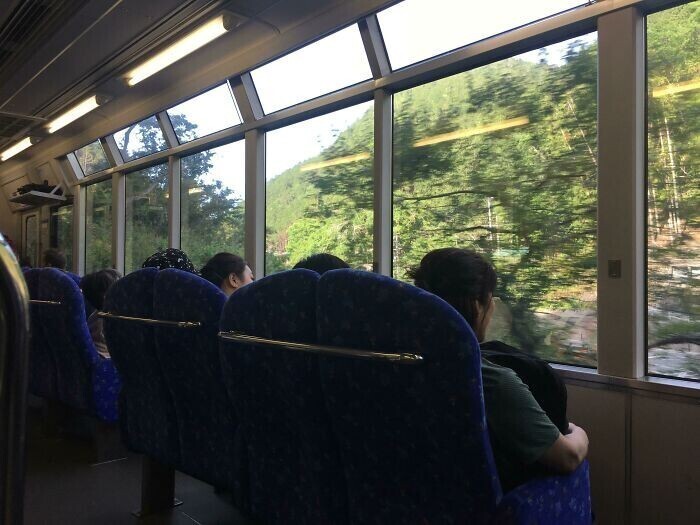 Кстати, кресла в японских поездах повернуты к окнам, чтобы удобнее было любоваться пейзажами