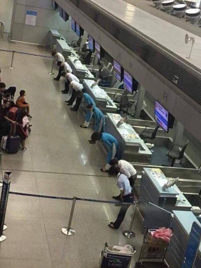 Рейс задержан из-за грозы. Сотрудники аэропорта просят прощения у пассажиров