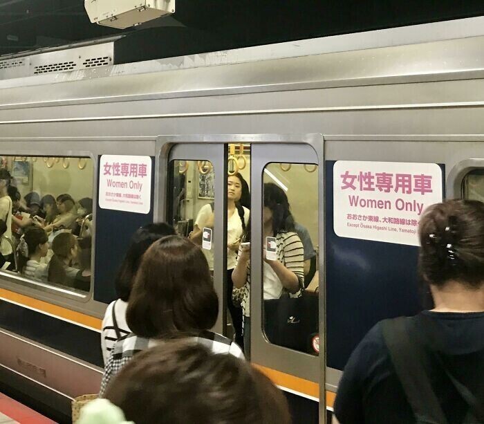 В японском метро есть вагоны только для женщин
