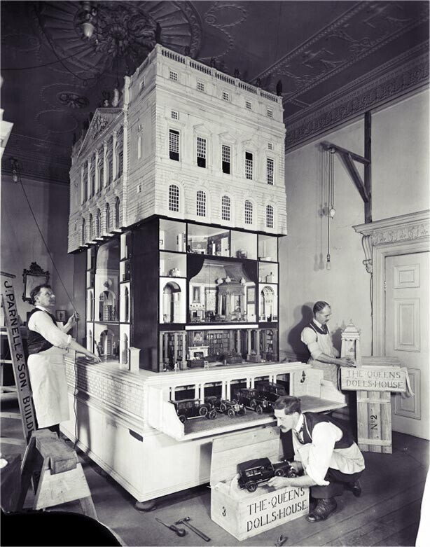 Кукольный дворец королевы Марии упаковывают для отправки в Виндзор, 1923 год.