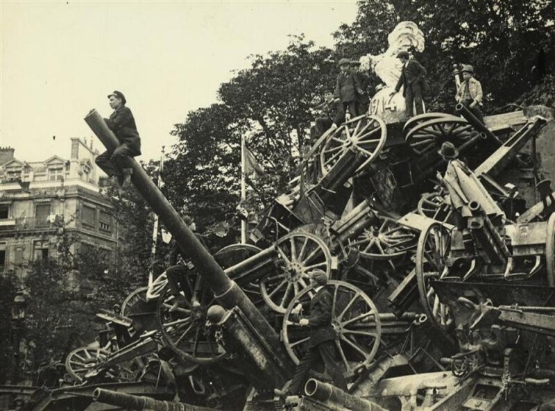 Пирамида из трофейных немецких пушек на площади Согласия в Париже накануне Парада Победы 14 июля 1919 года.