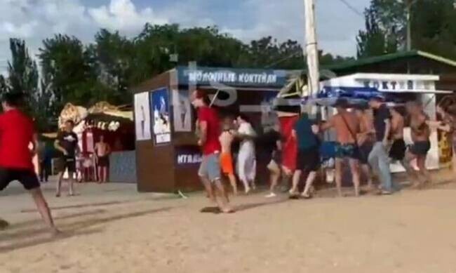 Не поделили лежаки: отдыхающие в Бердянске устроили потасовку на пляже