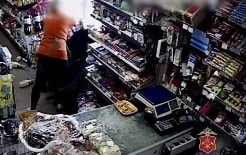Продавец магазина в Кузбассе голыми руками скрутила напавшего на нее вора с ножом
