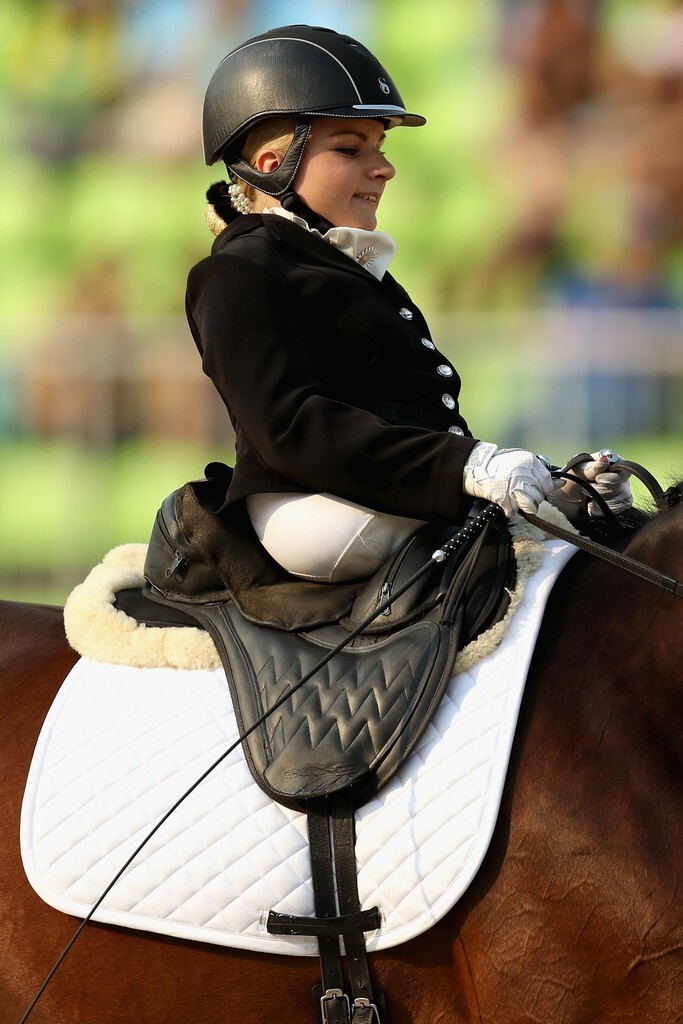 Стинна Лааструп из Дании - девушка без нижней половины тела - участвует в индивидуальном зачете чемпионата по конному спорту