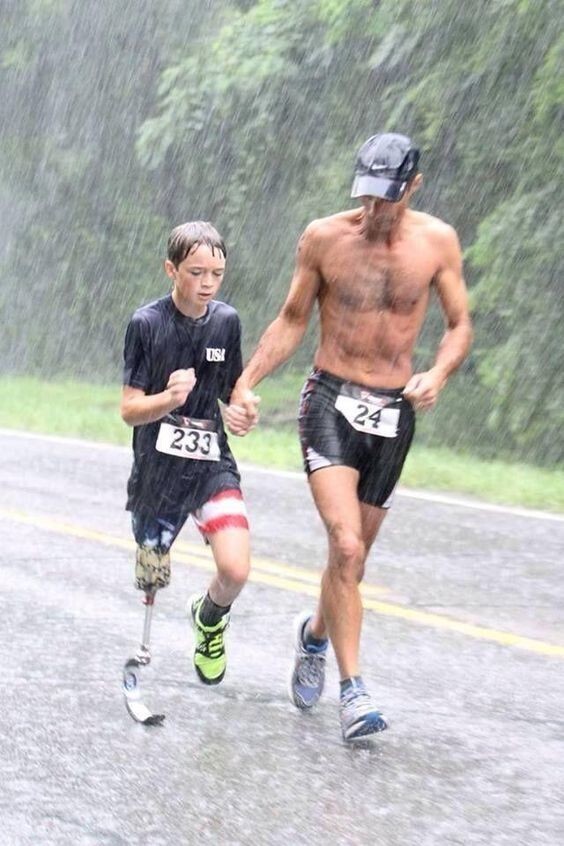 Отец поддерживает сына-инвалида на марафоне