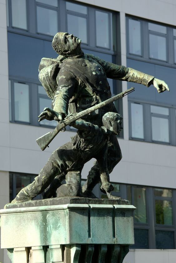 Военная мемориальная статуя в Байе, Нормандия, Франция
