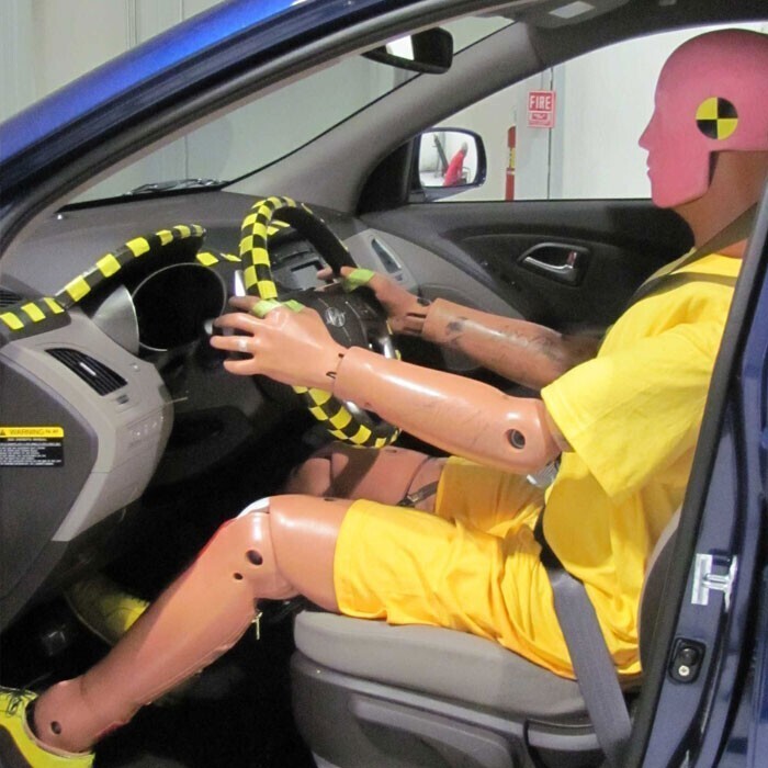 1. "В краш-тестах автомобилей используют мужские манекены. По статистике, в автокатастрофах женщины почти на 50% чаще получают серьезные травмы, чем мужчины"