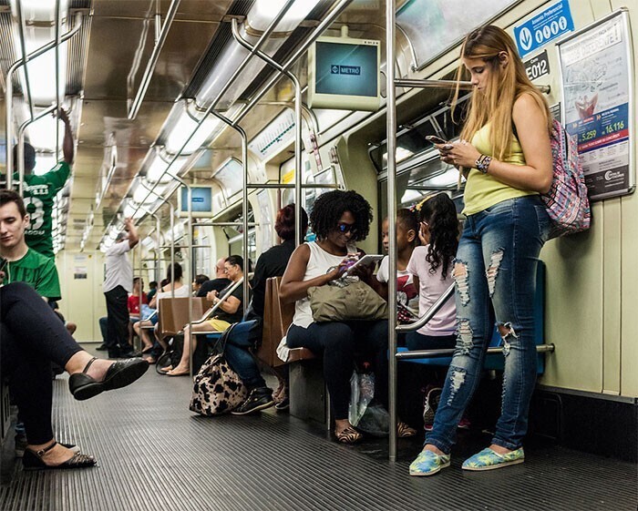 7. "По себе знаю, что многие женщины не могут достать до поручней в метро. Это особенно дискомфортно в час пик"
