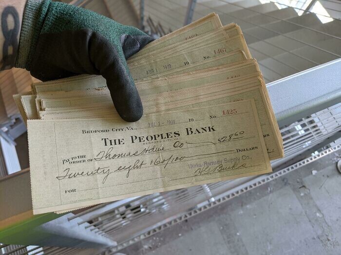 "Разбирая офис перед ремонтом, нашли стопку непогашенных чеков 1910 года"