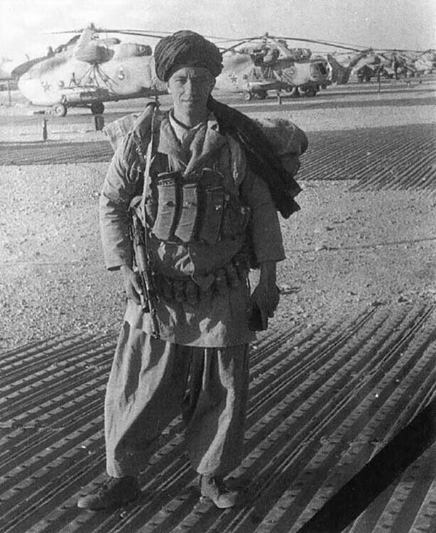Боец 173-го оОСпН ГРУ ГШ ВС СССР младший сержант Горячев перед выходом на засаду. ДРА, октябрь 1987 года