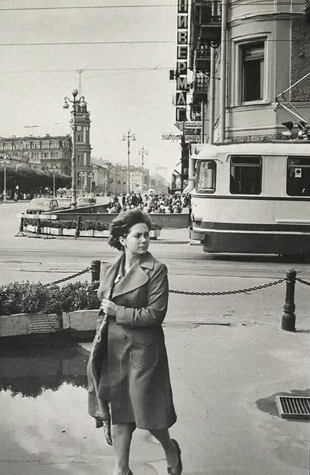 На углу Невскго и Садовой,1970-80-е гг. Фотограф С. Кацев.