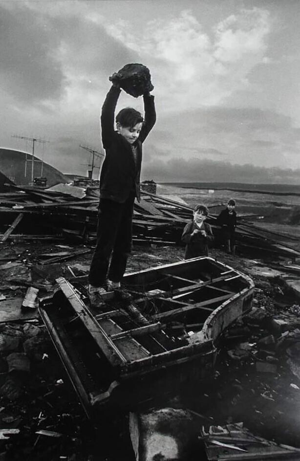 Мальчик, уничтожающий фортепиано Уэльс, 1961. Фото: Филипп Джонс Гриффитс