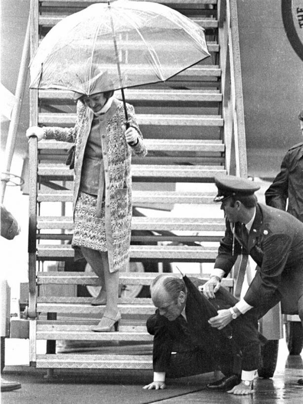 Падение президента США Джеральда Форда с трапа самолета, Вена, 1975 год.