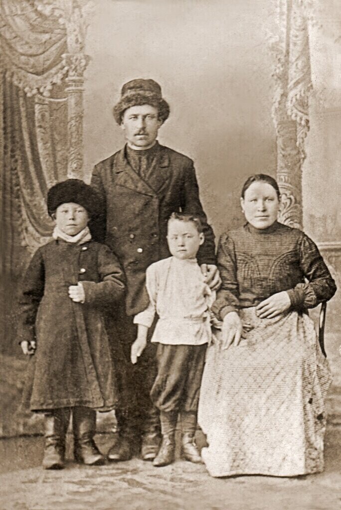 Снимки крестьянских семей царской России и СССР