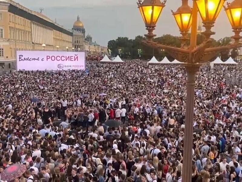 В Петербурге в разгар пандемии провели «Алые Паруса» с тысячами зрителей