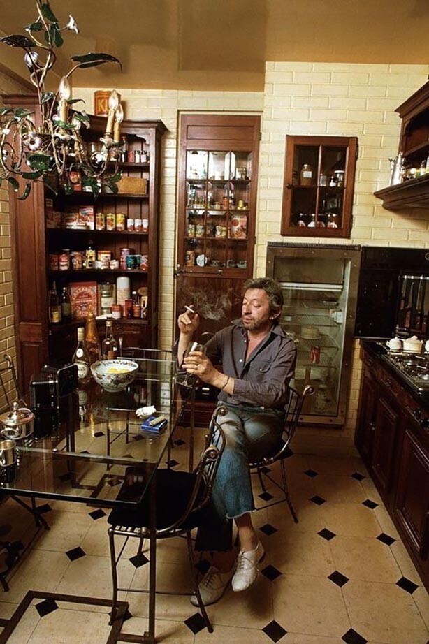 Серж Генсбур на своей кухне, 1989 год