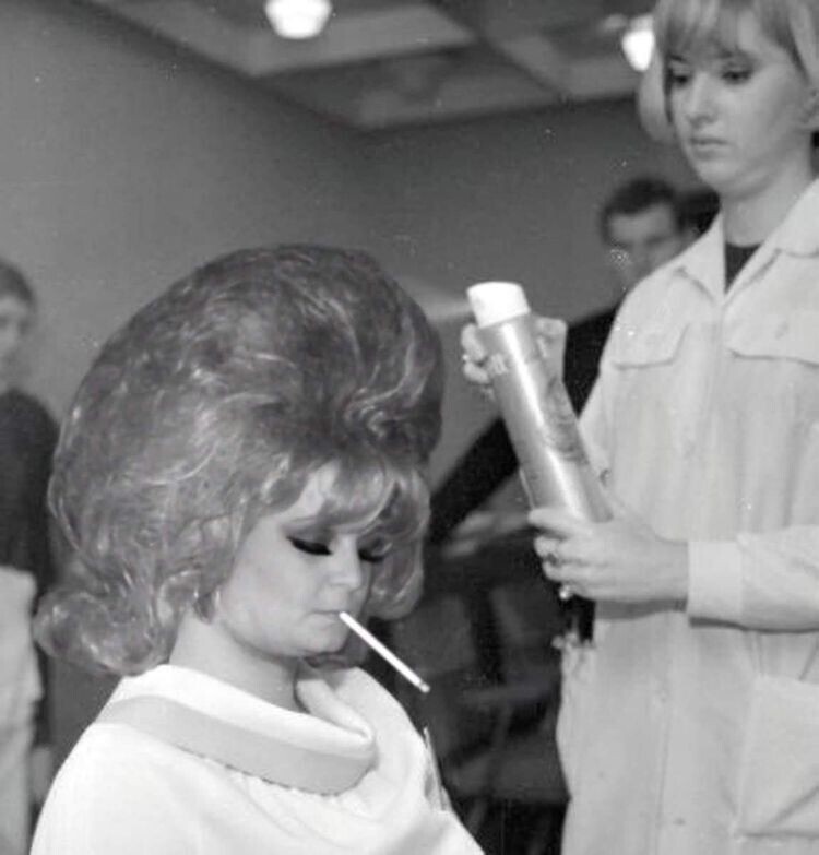 В салоне красоты, 1965 год