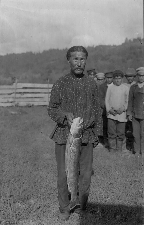 Шорец с рыбой - тайменем, пойманным в большом пороге реки Мрассу. 1913. Топографическая экспедиция в Горную Шорию