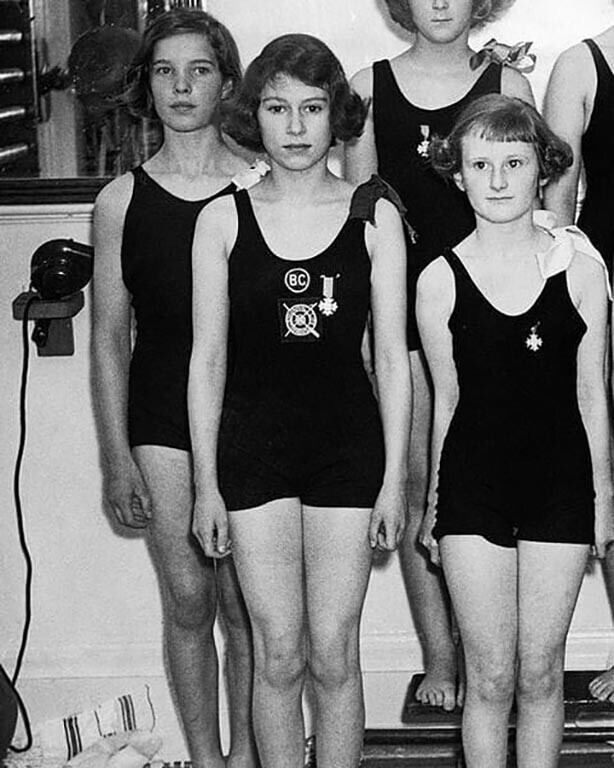 Принцесса Елизавета получила спортивную награду по плаванию в составе спортивной команды , когда ей было 13 лет, в 1939 году