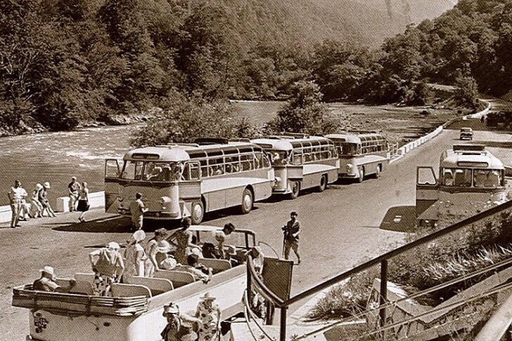 Прогулочно-экскурсионные автобусы с открытым кузовом эксплуатировались на курортах в послевоенные годы