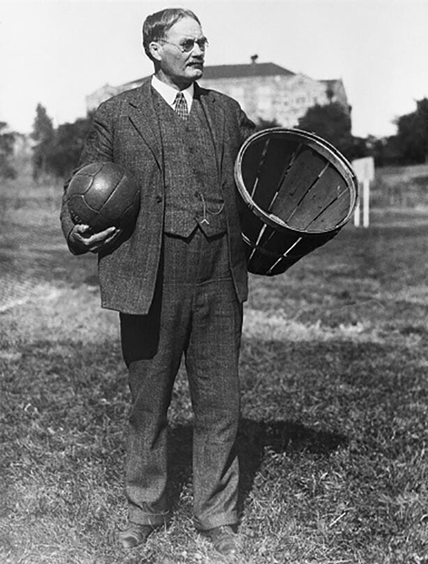 А этот джентельмен с мячом и ведерком — непосредственная причина успеха Ле Брона и Джордана. Его имя — доктор Джеймс Нейсмит.