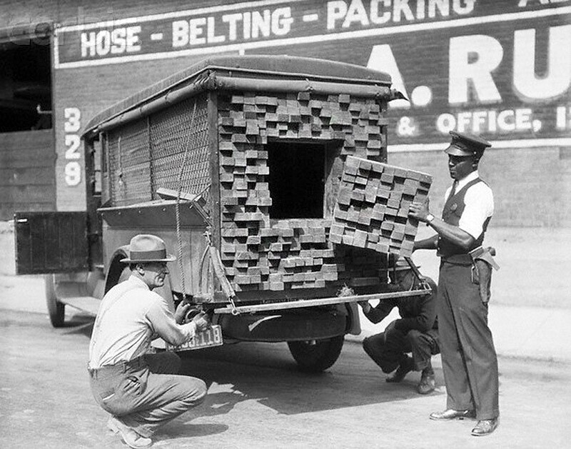 Федеральные агенты во время сухого закона осматривают грузовик с «пиломатериалами». Лос-Анджелес, 1926 год