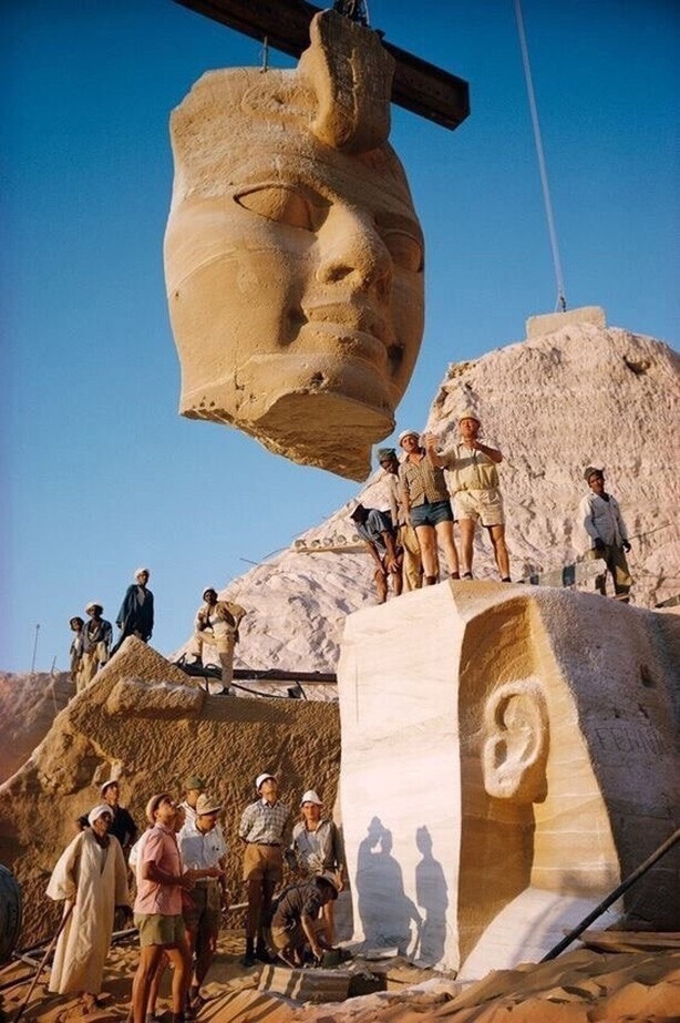 Кpaн поднимает фрагмент статуи Рамсеса II в процессе переноса xpaмов Абу-Симбела. Май 1966 года