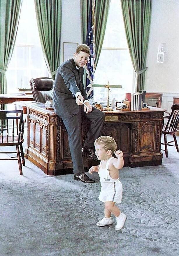 Джон Keннеди-старший с Джоном Keннеди-младшим. Белый дом. 25 мая 1962 годa