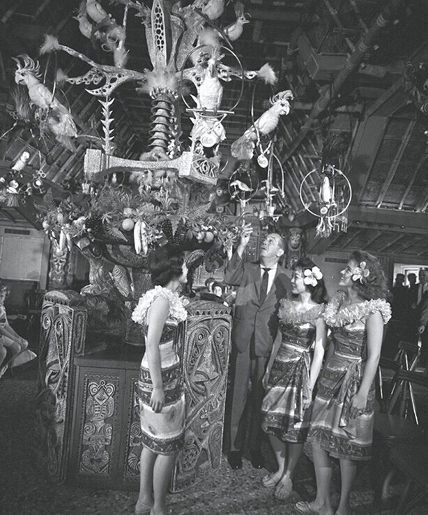 Уолт Дисней на открытии аттракциона с первыми аудио-аниматрониками, The Enchanted Tiki Room, Диснейленд, Калифорния, 1963 год.