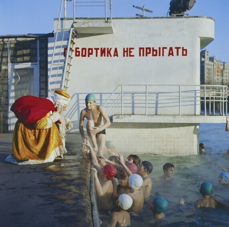 Дед Мороз общается с посетителями бассейна «Москва», 5 января 1973 года, Москва
